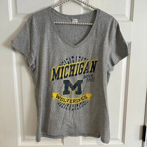 Hanes Ladies University of Michigan Wolverines V-Neck Short Sleeve Tee Size L